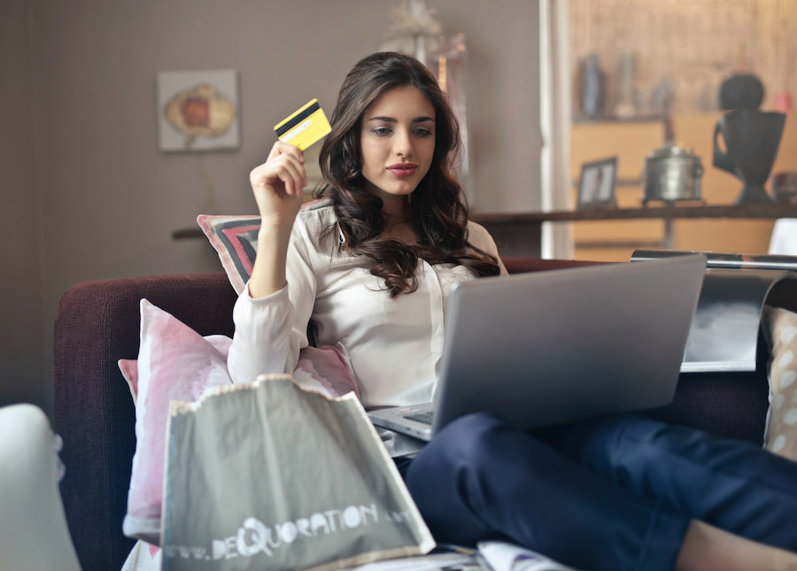quickbooks for e-commerce- woman shopping online