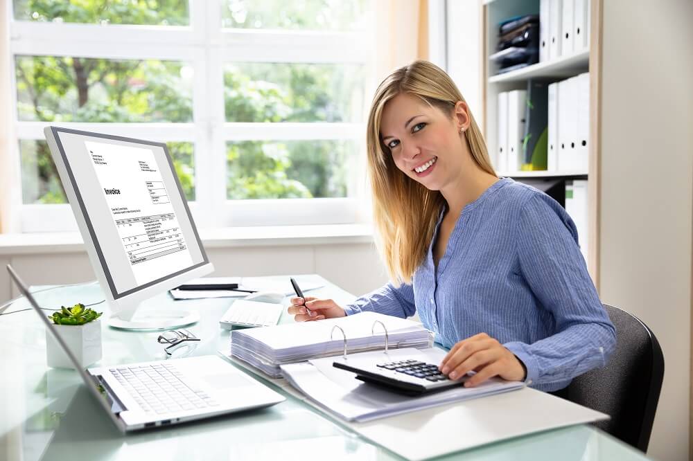 woman fixing quickbooks recoverable error